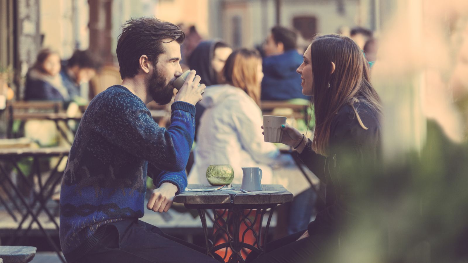 Man och kvinna som fikar på ett café