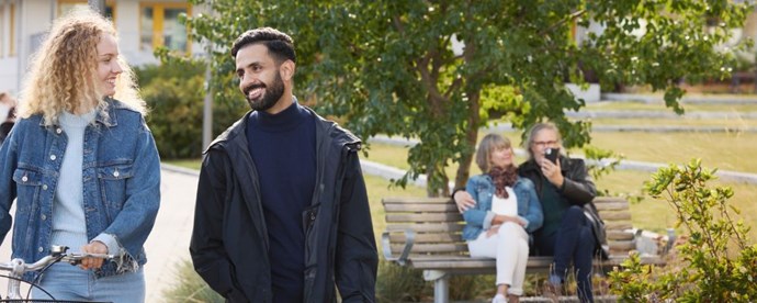 Kvinna och man pratar med varandra på promenad.