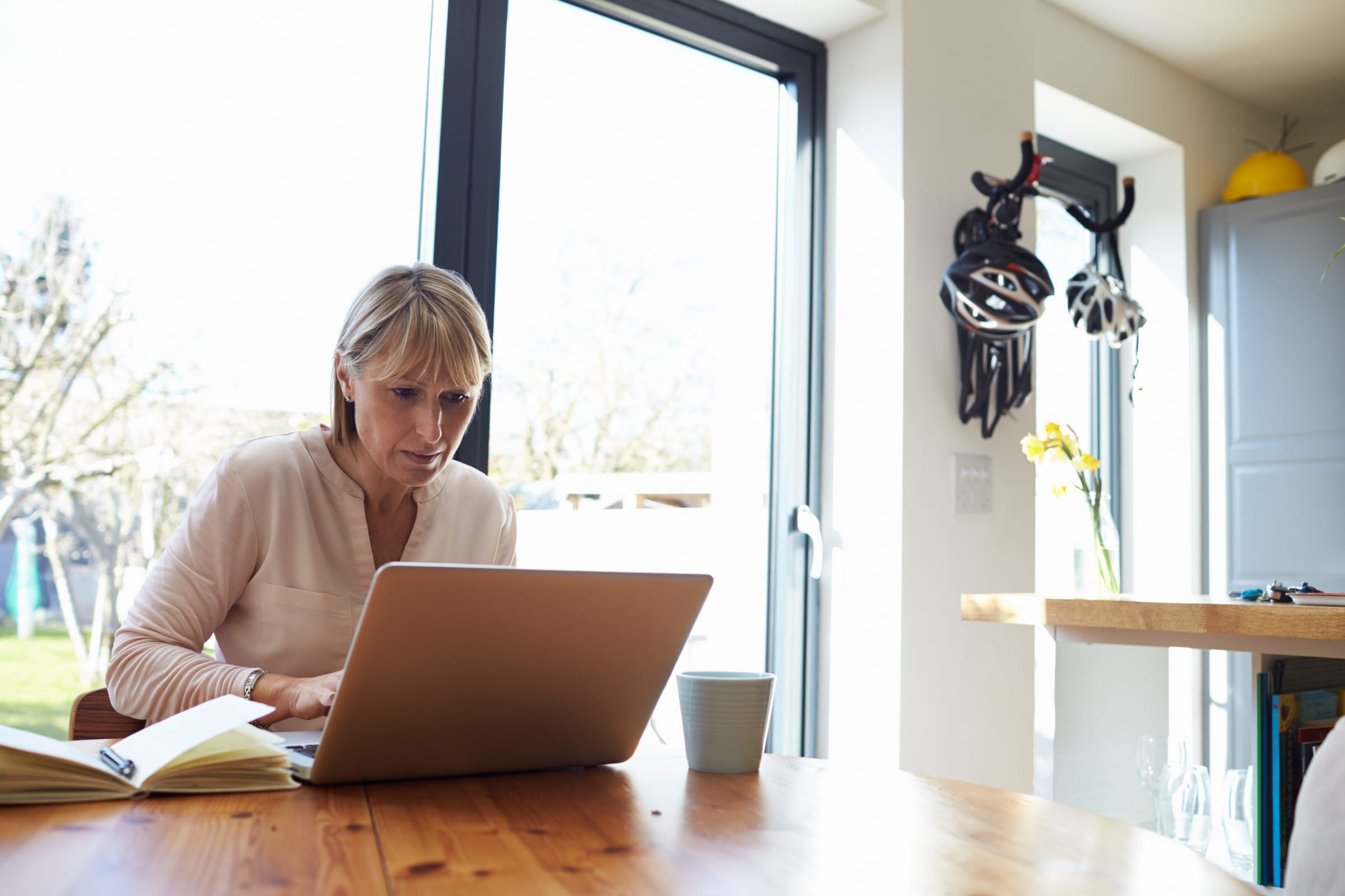 Kvinna skriver på laptop