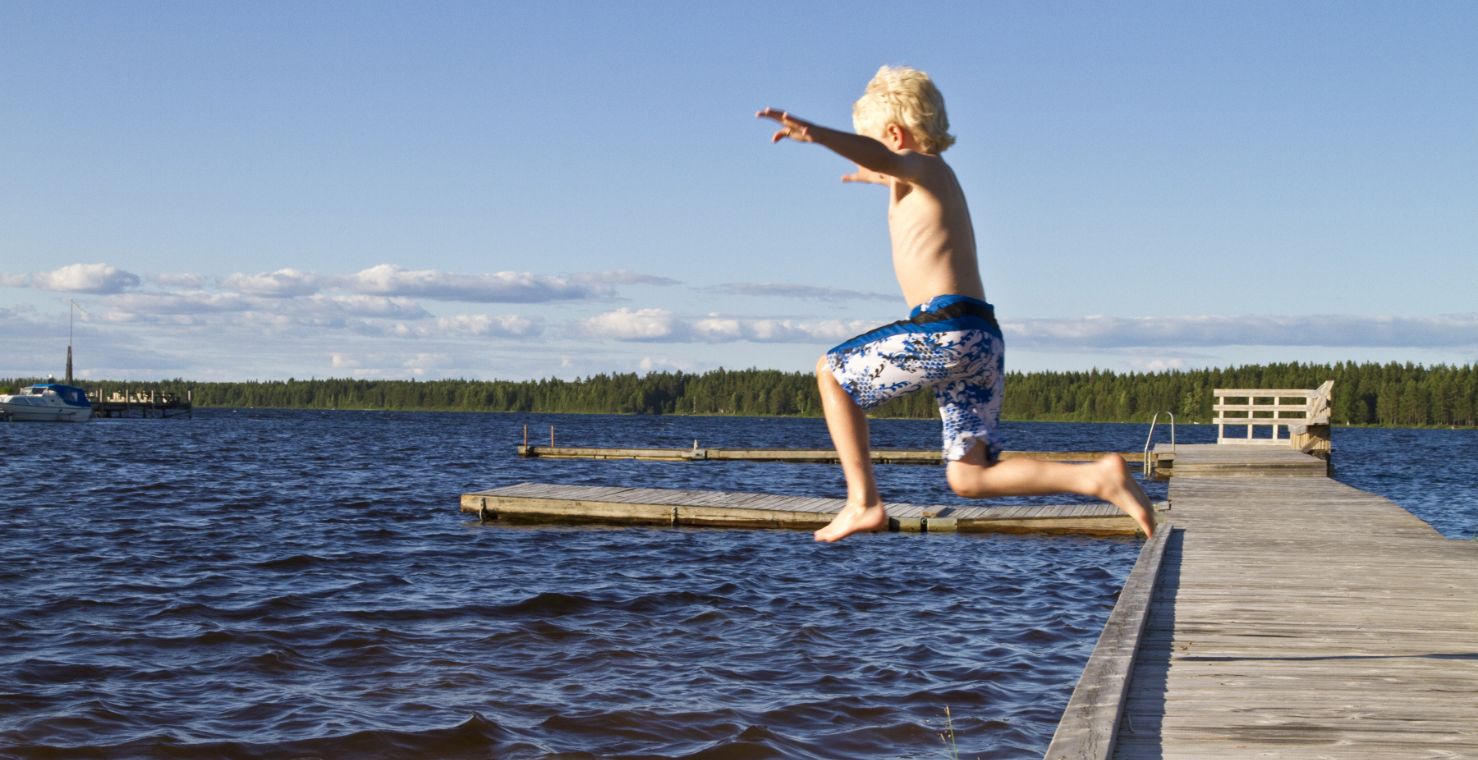 Foto: Pojke som hoppar i vattnet