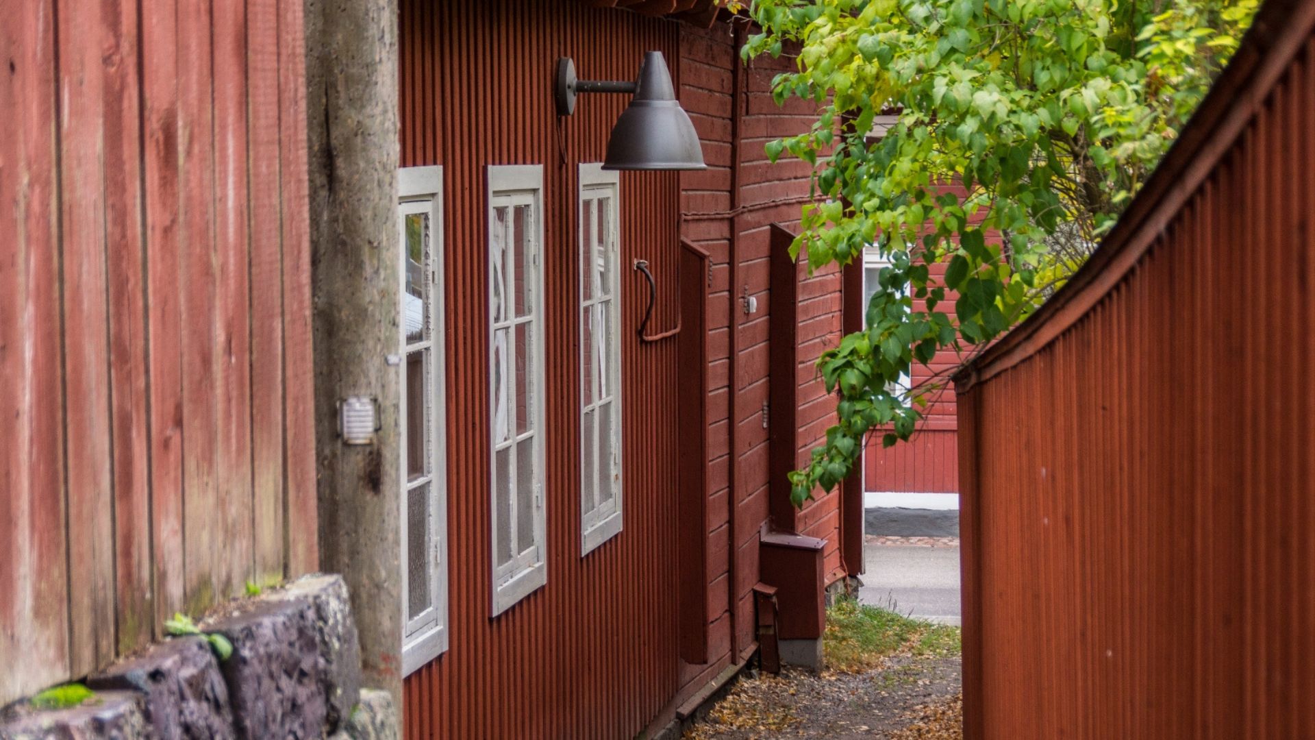 Gränd med faluröda hus.