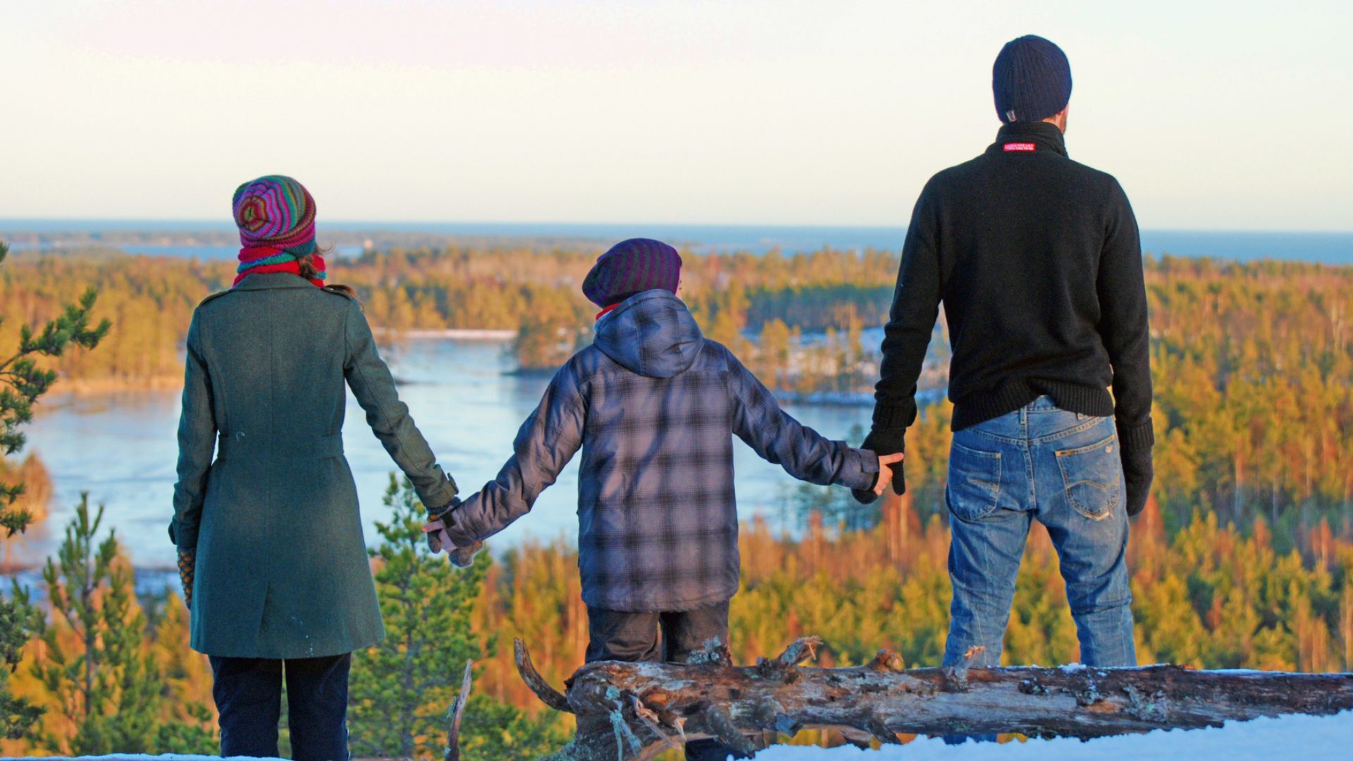 Familj på ett berg i skogen.