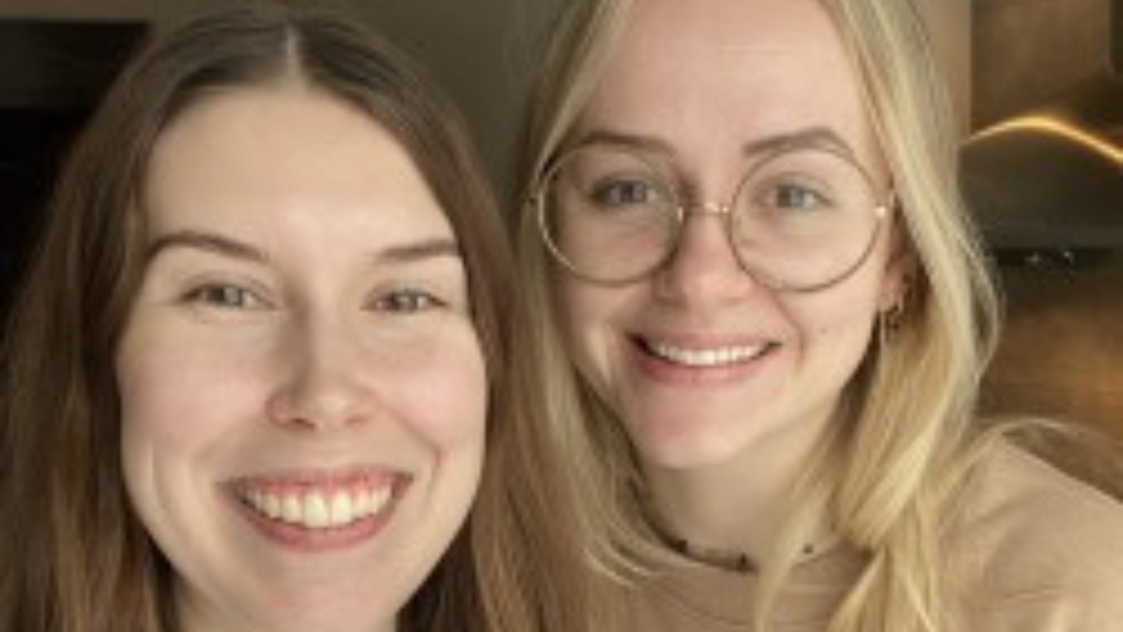 Medarbetare Eloise och Ellen i folktandvården